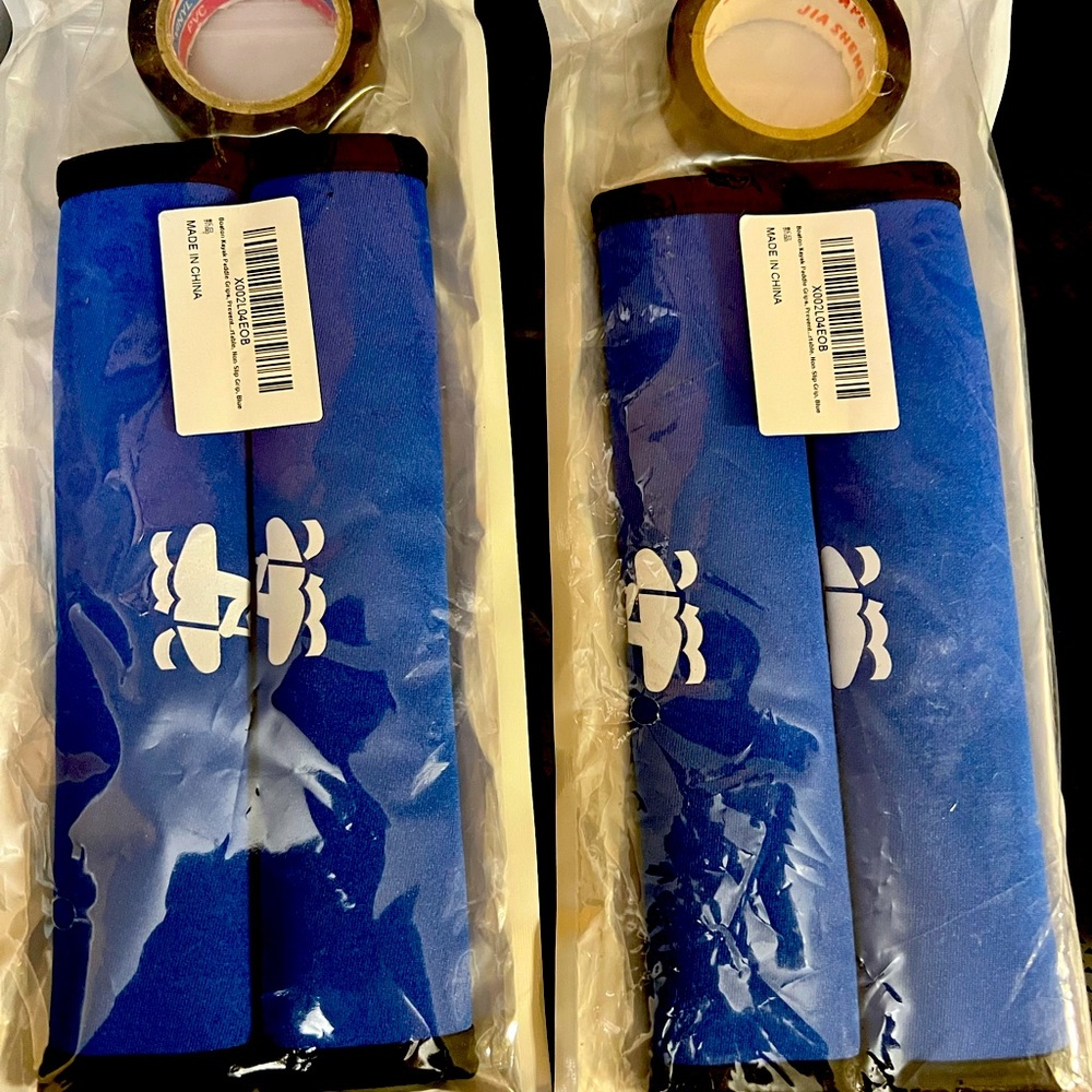 Kayak cushion paddle grippers